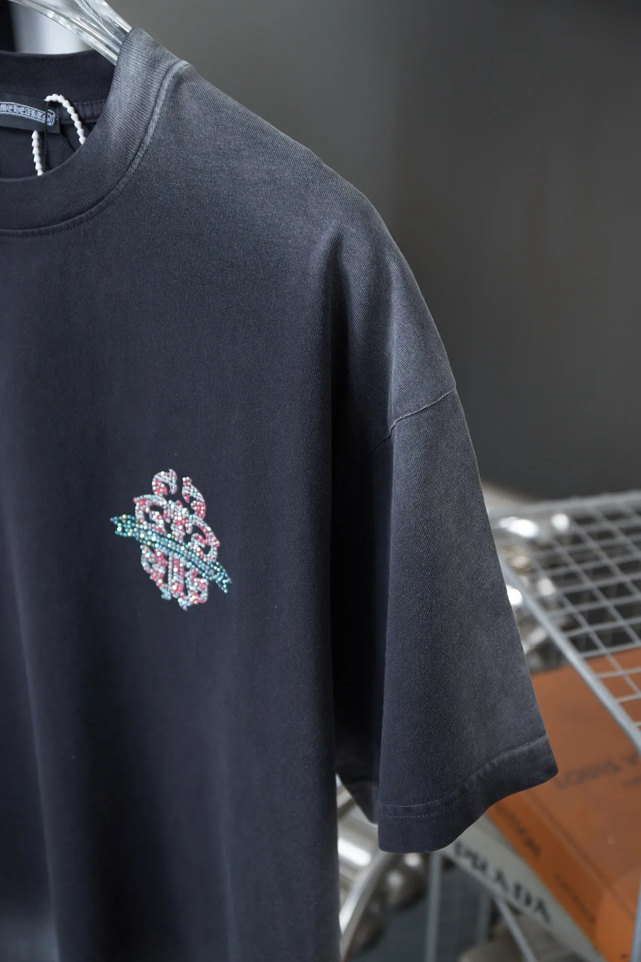 🅿️210 Ch*ome Hearte 25SS early spring new style, short-sleeved with Kro heart logo and rhinestones, light luxury, essential item for daily commuting for men and women, correct version, welcome to compare, detailed features · 320g 100% pure cotton double yarn jersey fabric · Custom dyed in the same vat, special thickened 32 pieces double-strand 1X1 thread · Digital direct printing ➕Australian imported pearlescent diamonds ➕Thick three-dimensional letter logo · Ready-made garments are dyed, then faded and fried with snowflakes, then washed to make them look old. · Common washing improves the effect. · Double-needle stitching and seam-crossing process. · Original main mark, washed tag, branded moisture-proof paper packaging. Color: black/blue/green. Size: S/M/L/XL.